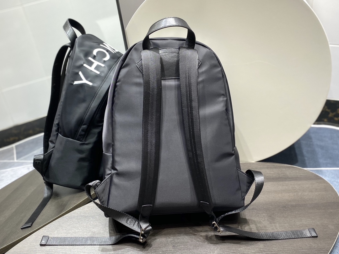ジバンシィ「Givenchy」バッグ おしゃれなメンズリュックサック