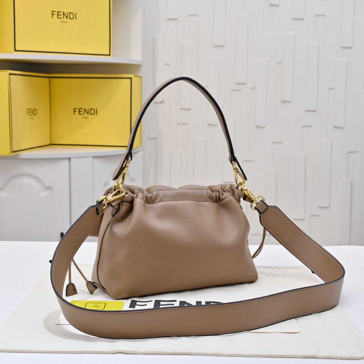 フェンディ「Fendi」バッグ ハンドバッグ