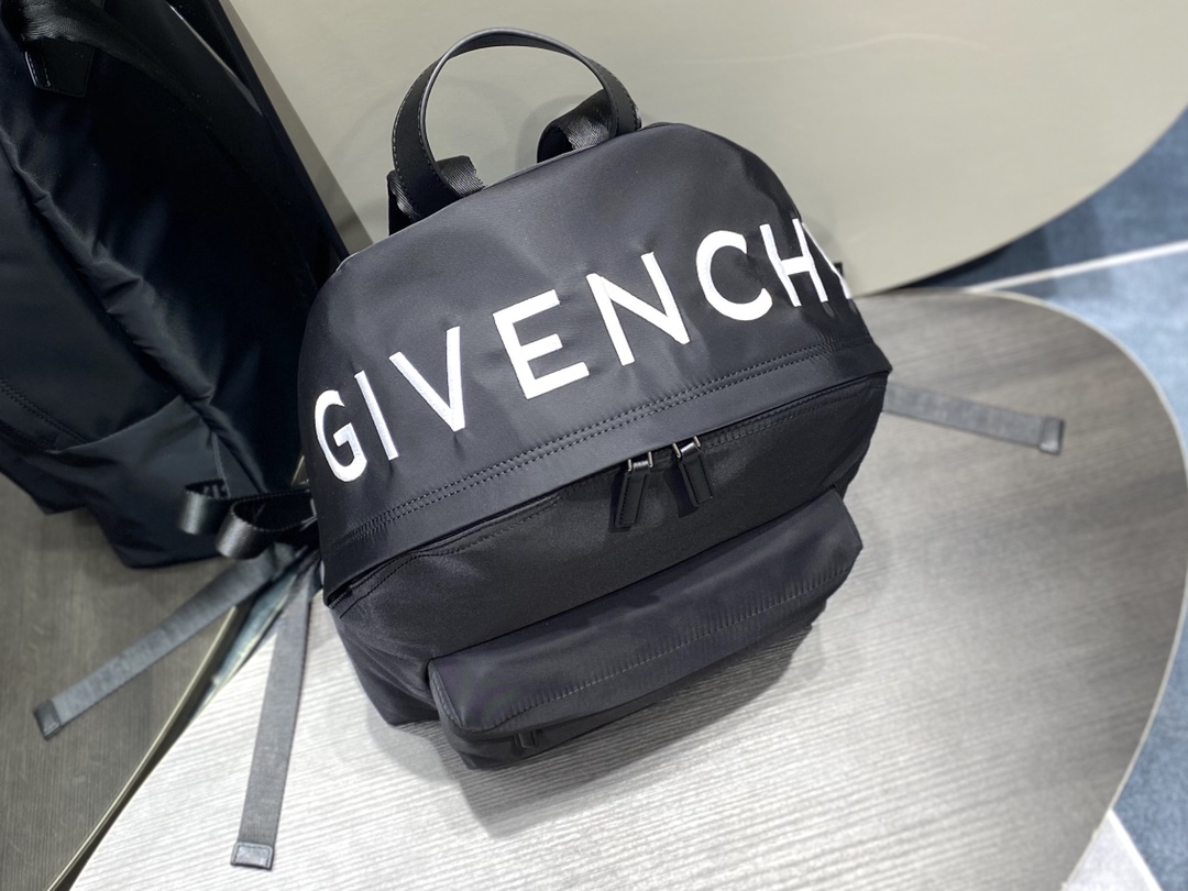 ジバンシィ「Givenchy」バッグ おしゃれなメンズリュックサック