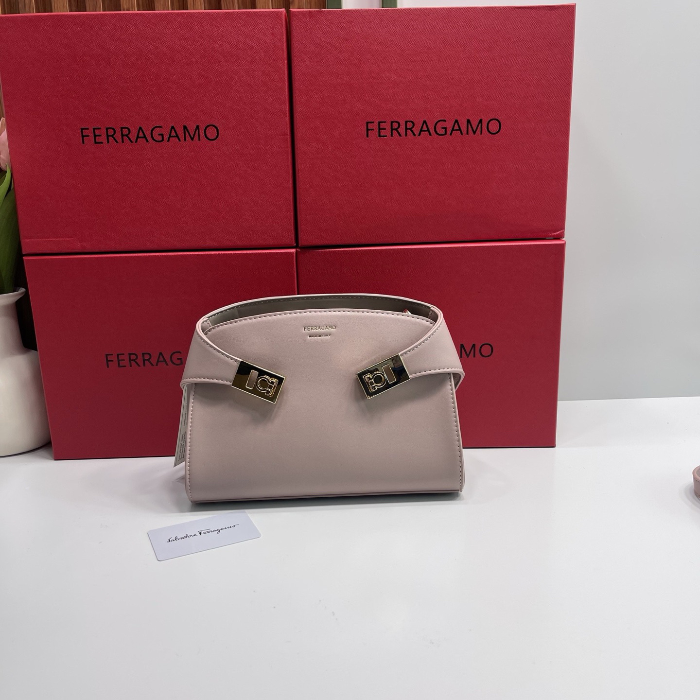 フェラガモ「Ferragamo」バッグ レディース おしゃれ ショルダーバッグ