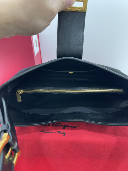 フェラガモ「Ferragamo」バッグ レディース おしゃれ ショルダーバッグ