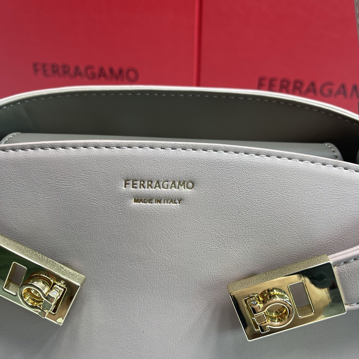 フェラガモ「Ferragamo」バッグ レディース おしゃれ ショルダーバッグ