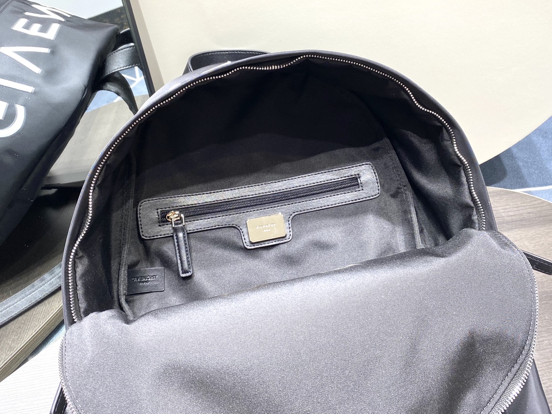ジバンシィ「Givenchy」バッグ おしゃれなメンズリュックサック
