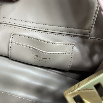フェラガモ「Ferragamo」バッグ レディース おしゃれ ショルダーバッグ