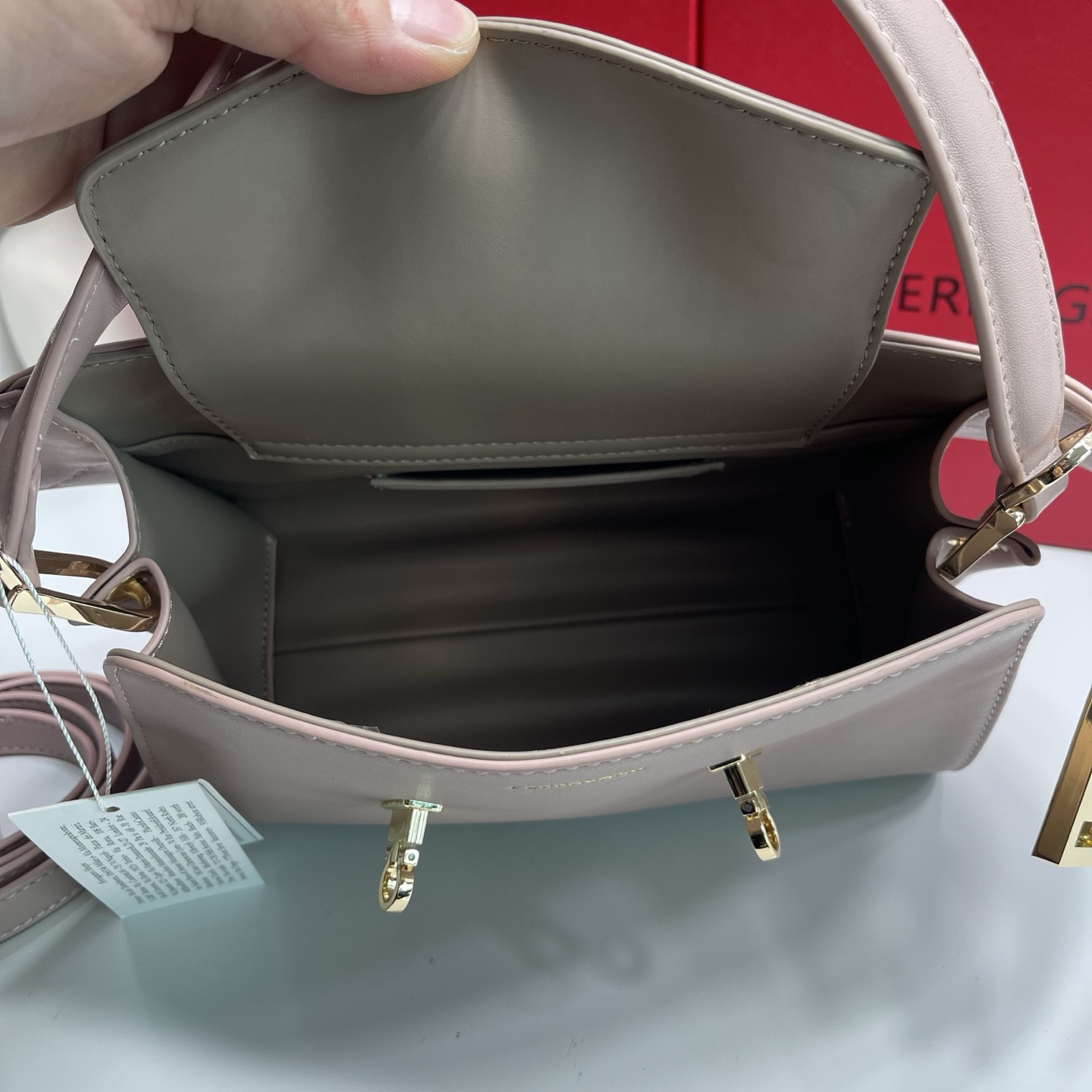 フェラガモ「Ferragamo」バッグ レディース おしゃれ ショルダーバッグ