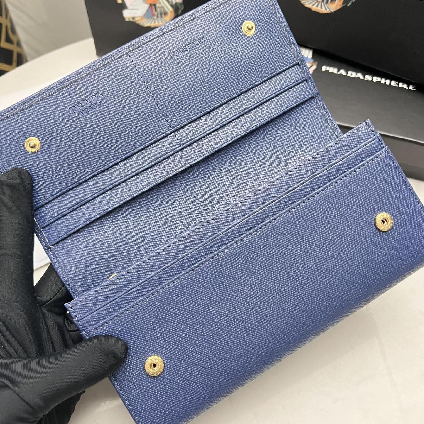 Pradaレザー コンチネンタルウォレット 財布 折財布
