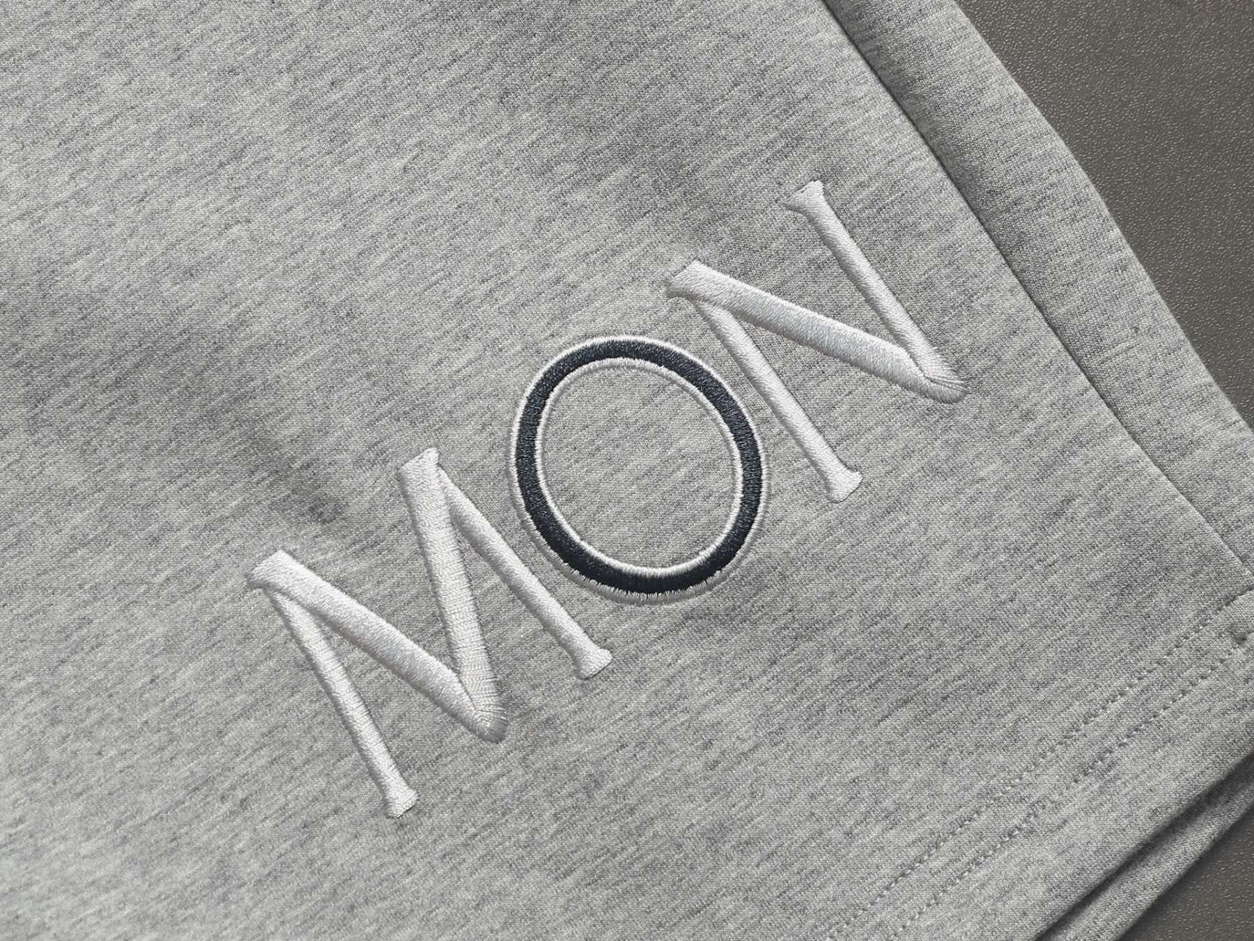 【MONCLER】ショートパンツ
