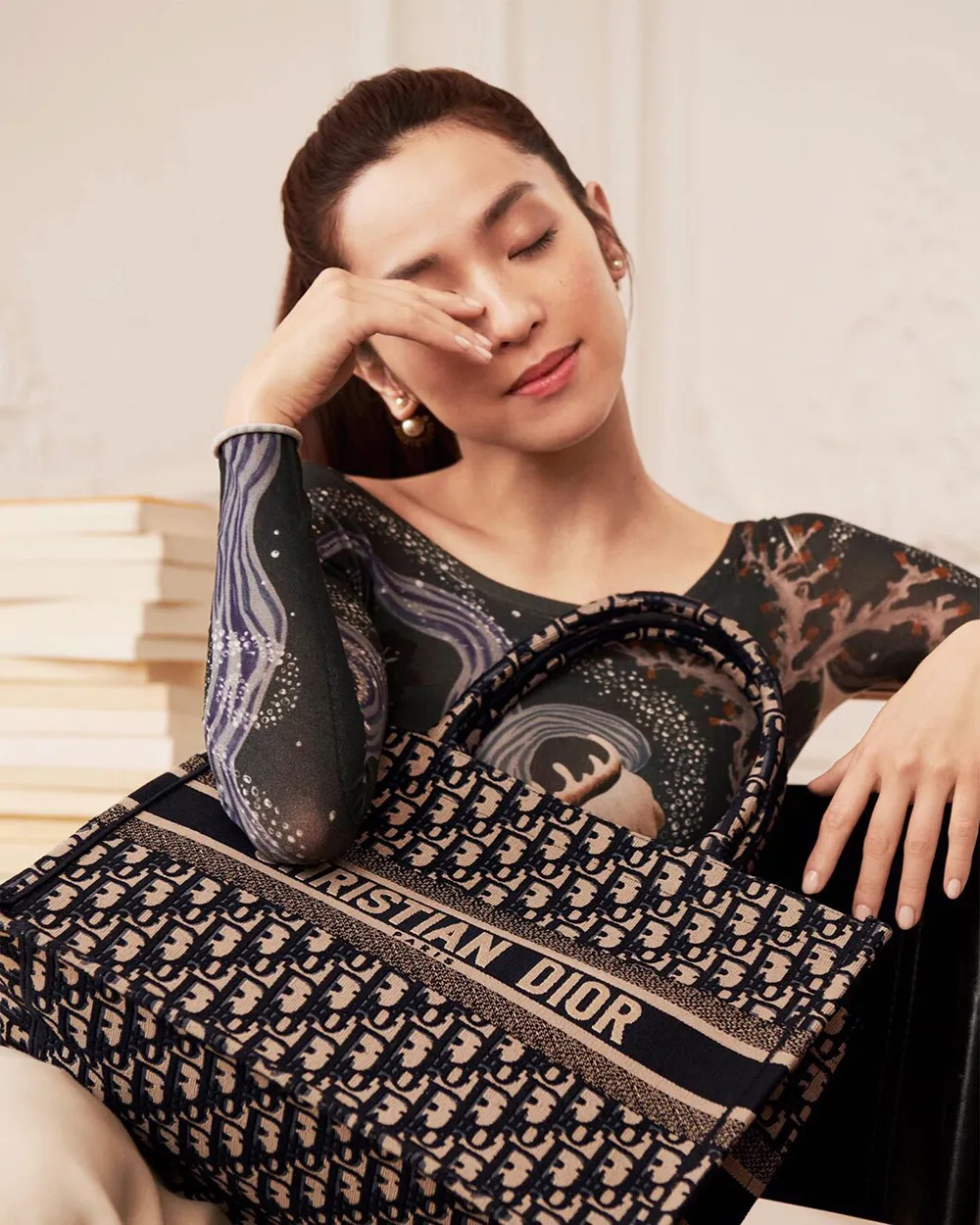 【Dior】雑誌掲載！桐谷美玲、滝沢眞規子さん愛用の大人気エンブロイダリートートバッグが登場！Book Tote Bag😍雑誌で大変話題💃国内品切れ続出！