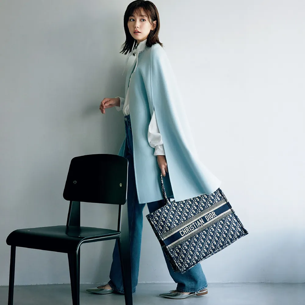 【Dior】雑誌掲載！桐谷美玲、滝沢眞規子さん愛用の大人気エンブロイダリートートバッグが登場！Book Tote Bag😍雑誌で大変話題💃国内品切れ続出！