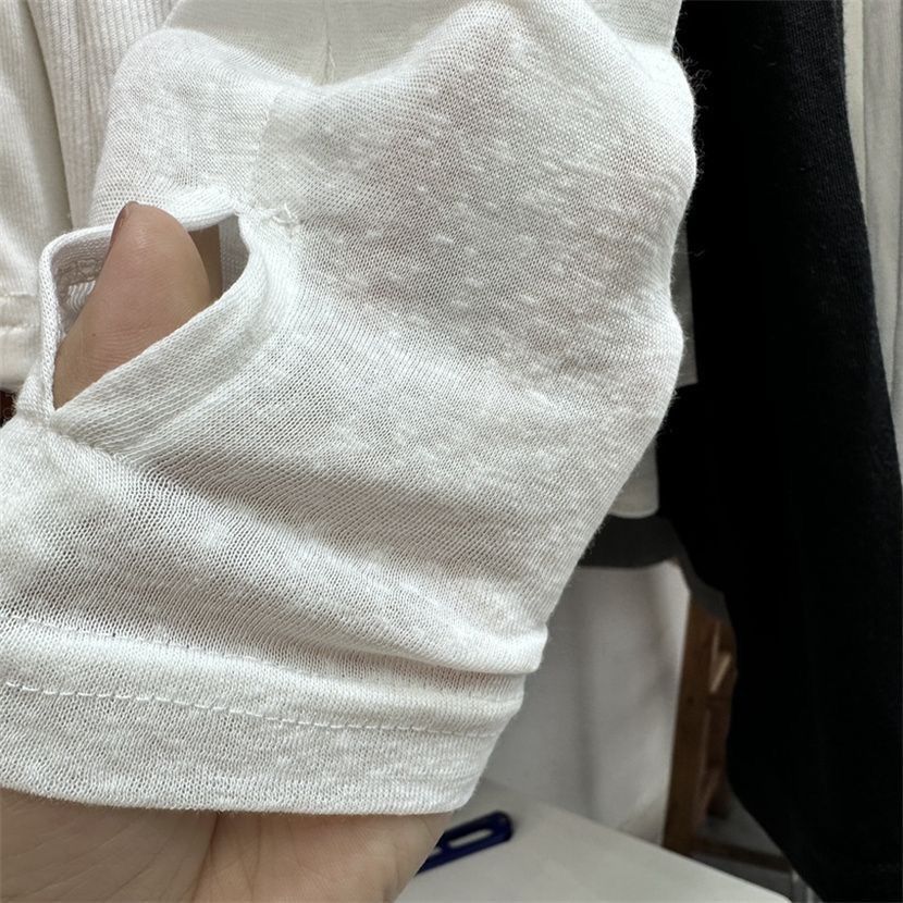 スタイリッシュで多用途な長袖スリムフィットTシャツ