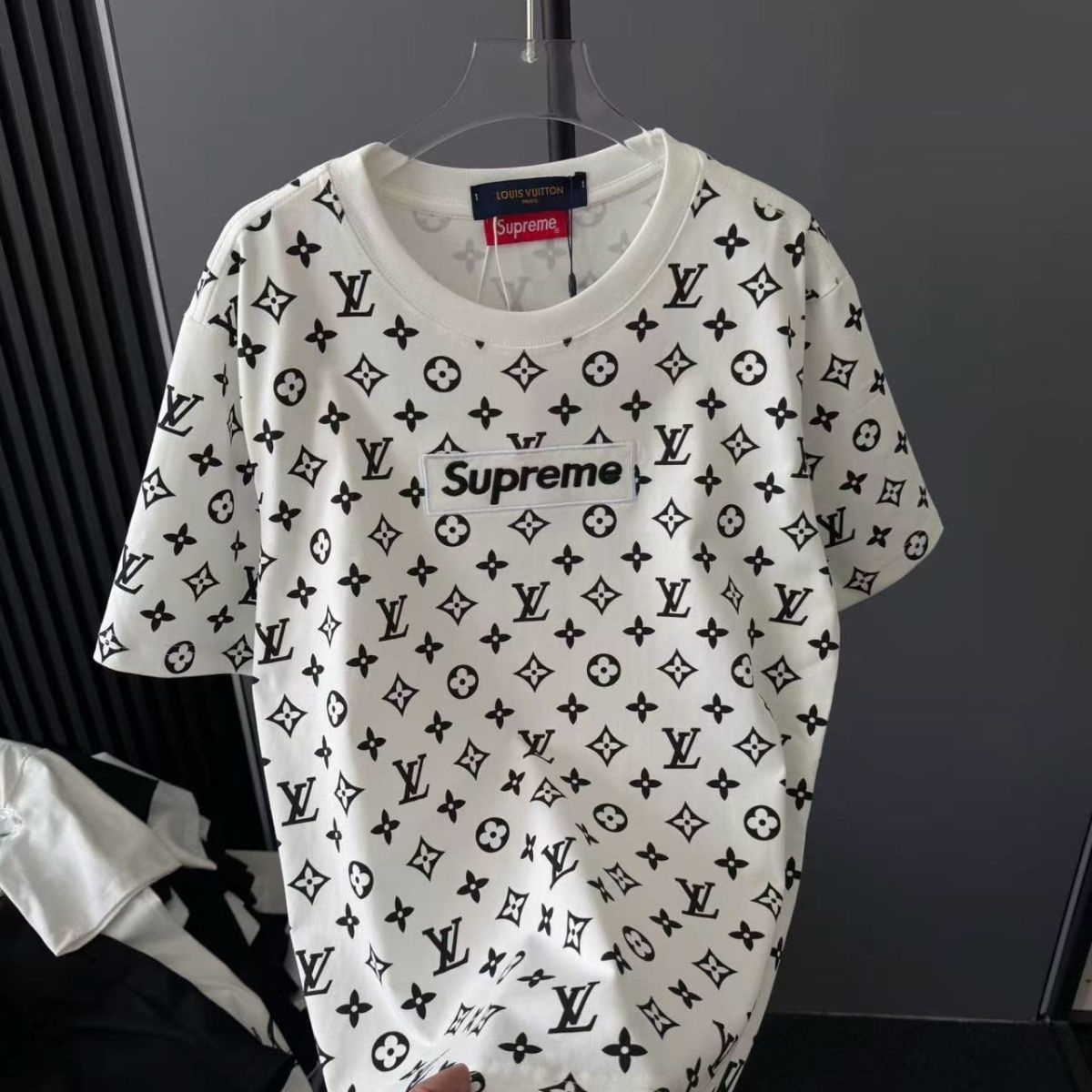 夏に人気の半袖Tシャツ。プリント柄、ゆったりとしたシルエット、着回しの効くトップス