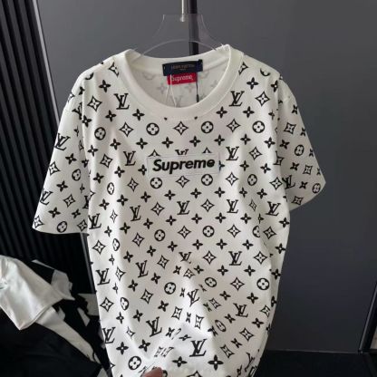 夏に人気の半袖Tシャツ。プリント柄、ゆったりとしたシルエット、着回しの効くトップス