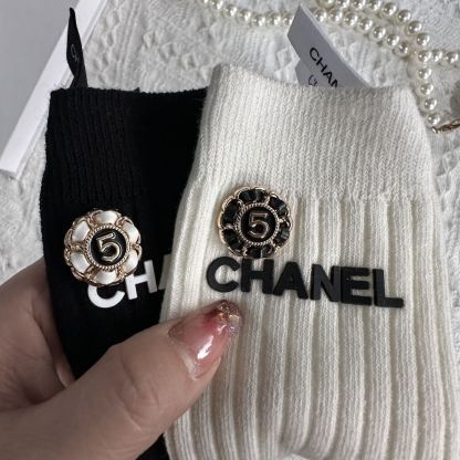アウターとして着用できる、女性用のおしゃれなミドル丈ソックス