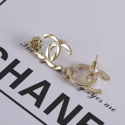 シンプルで大人気 ファッション 花模様 ピアス