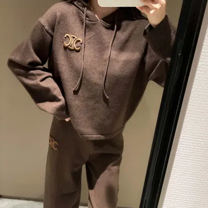 『フリー』二点セット　大活躍　おすすめ　セレブリティ ニット生地　フード付き　トップス＋パンツ