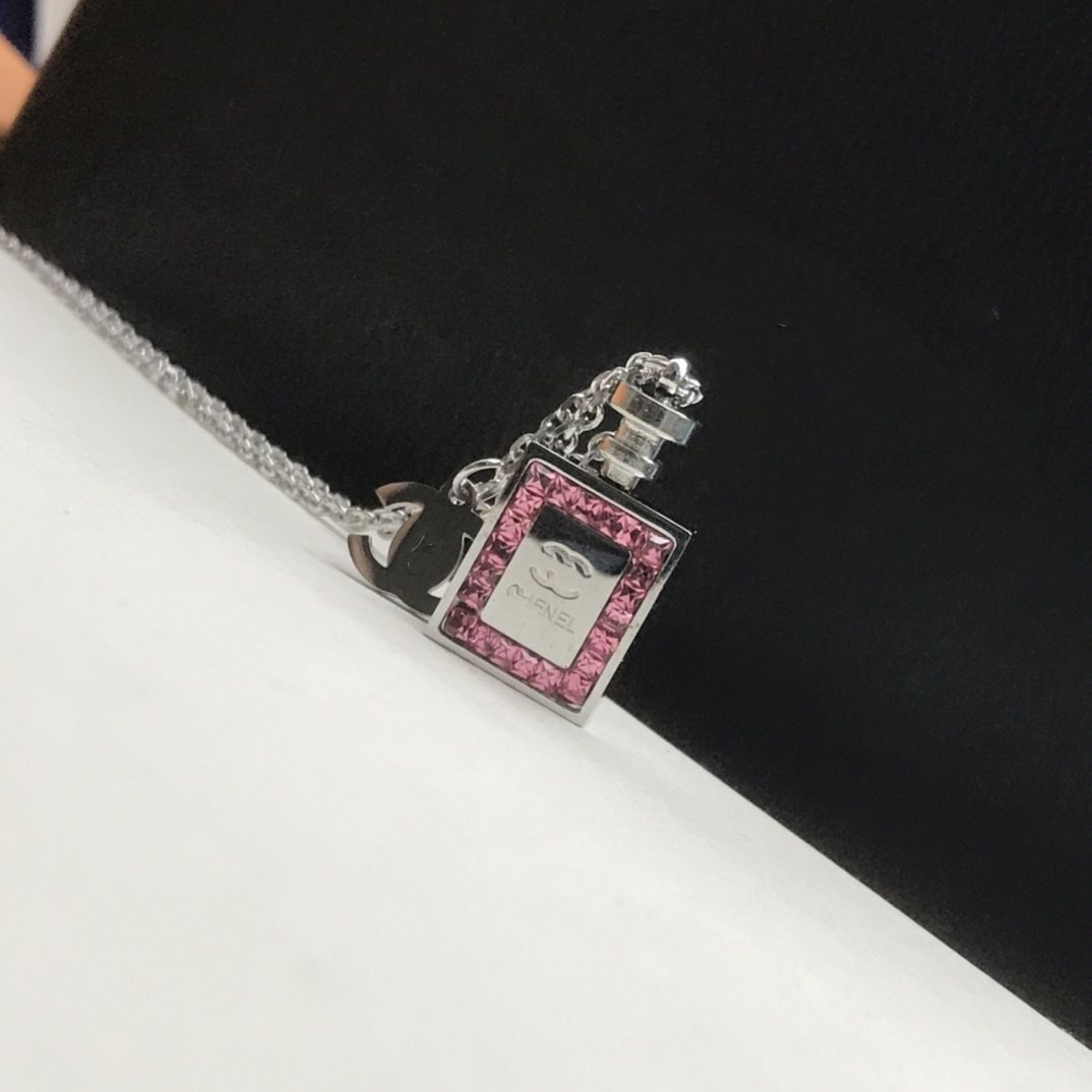 女性のための人気定番香水瓶ネックレス、ファッショナブルで軽い高級ペンダント鎖骨チェーン