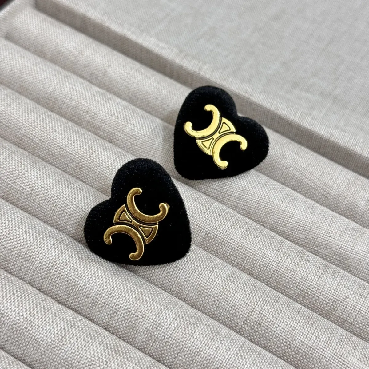 新しいトレンディでスタイリッシュなイヤリング、高級イヤリング