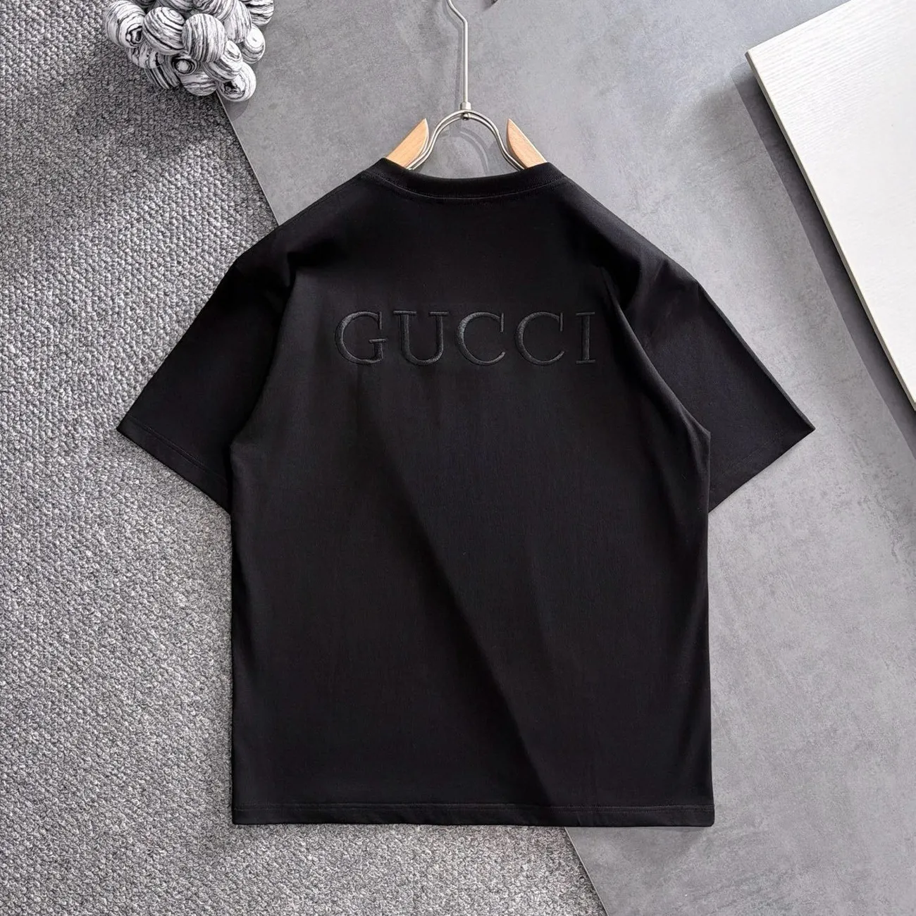 夏の定番、文字刺繍入りのシンプルなゆったり半袖Tシャツユニセックス