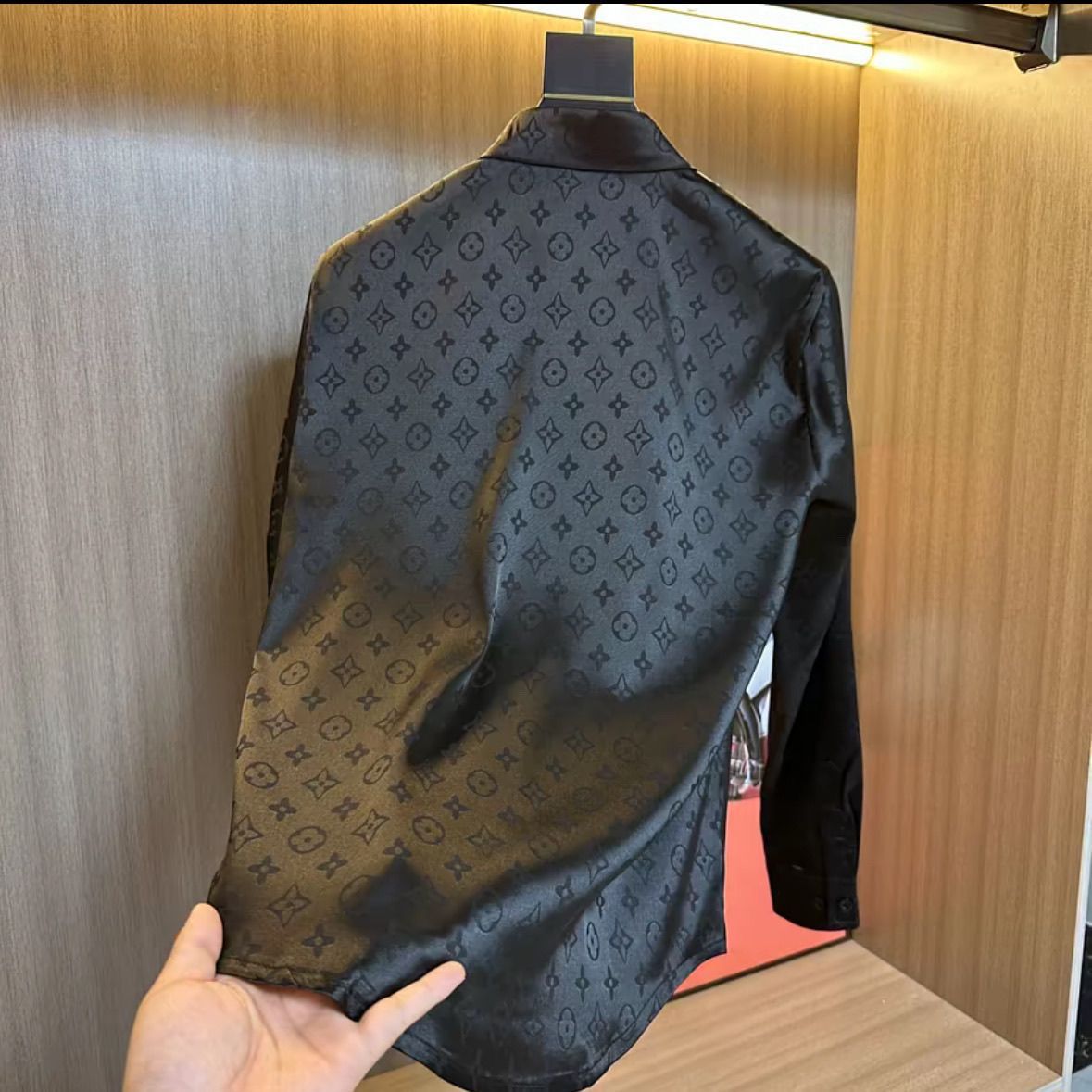 メンズ用の新しい長袖のトレンドブランドシャツ、高級で万能なシャツデザイントップス