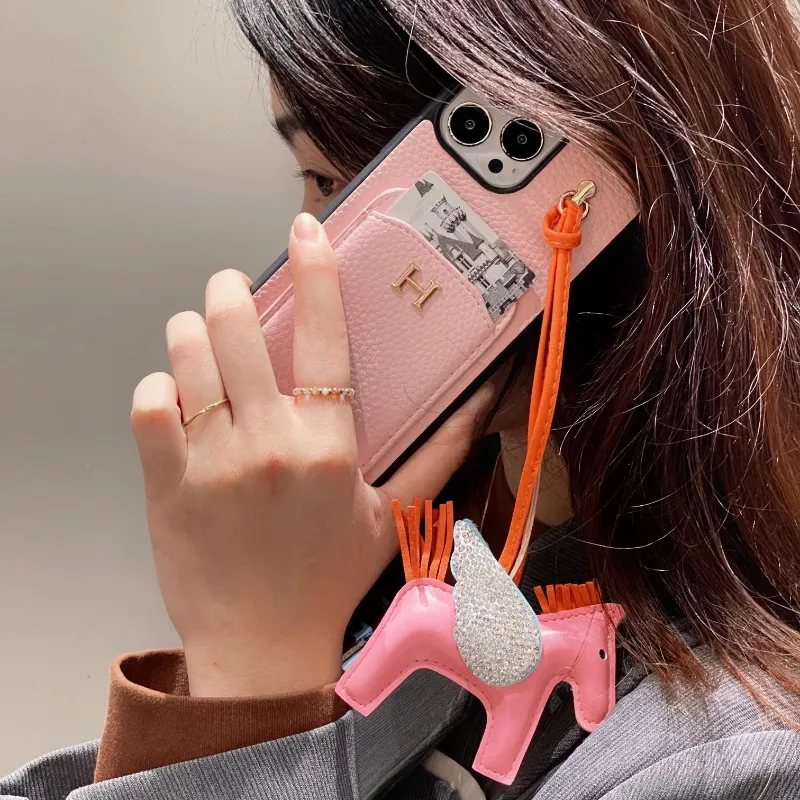 カード収納 アルファベット ペンダント付き 金属飾り カジュアル 高品質 おしゃれ スマホケース