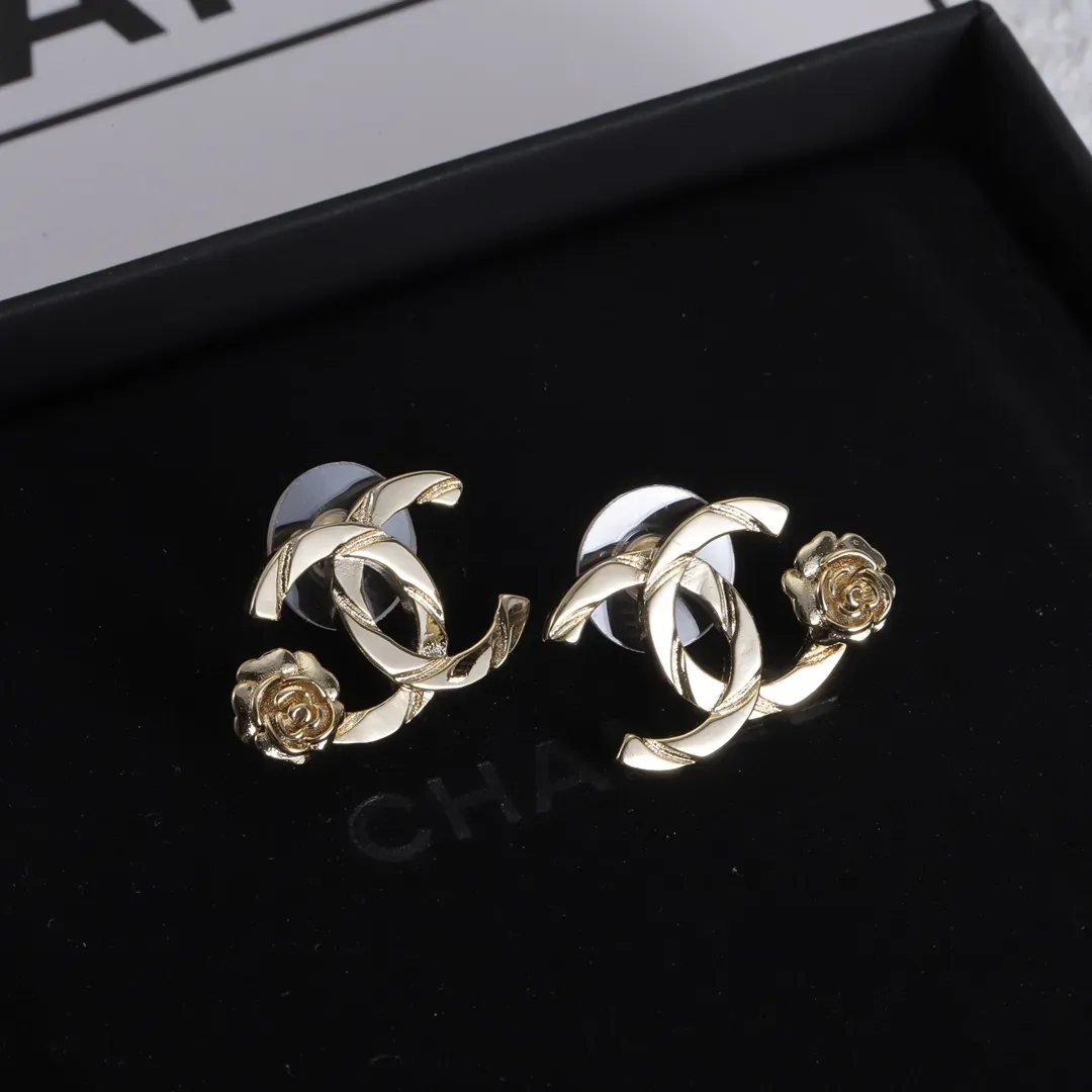 シンプルで大人気 ファッション 花模様 ピアス