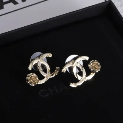 シンプルで大人気 ファッション 花模様 ピアス