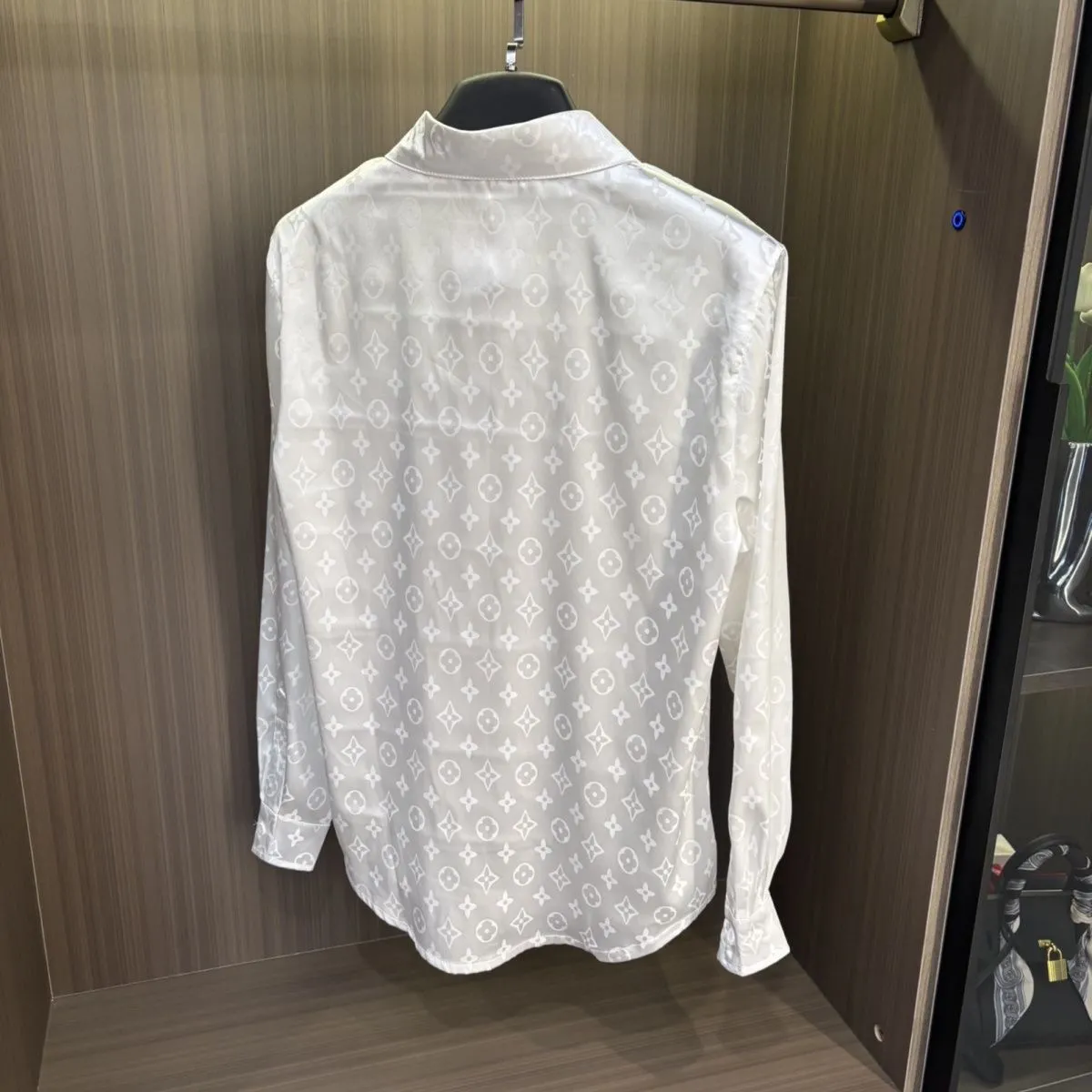 メンズ用の新しい長袖のトレンドブランドシャツ、高級で万能なシャツデザイントップス
