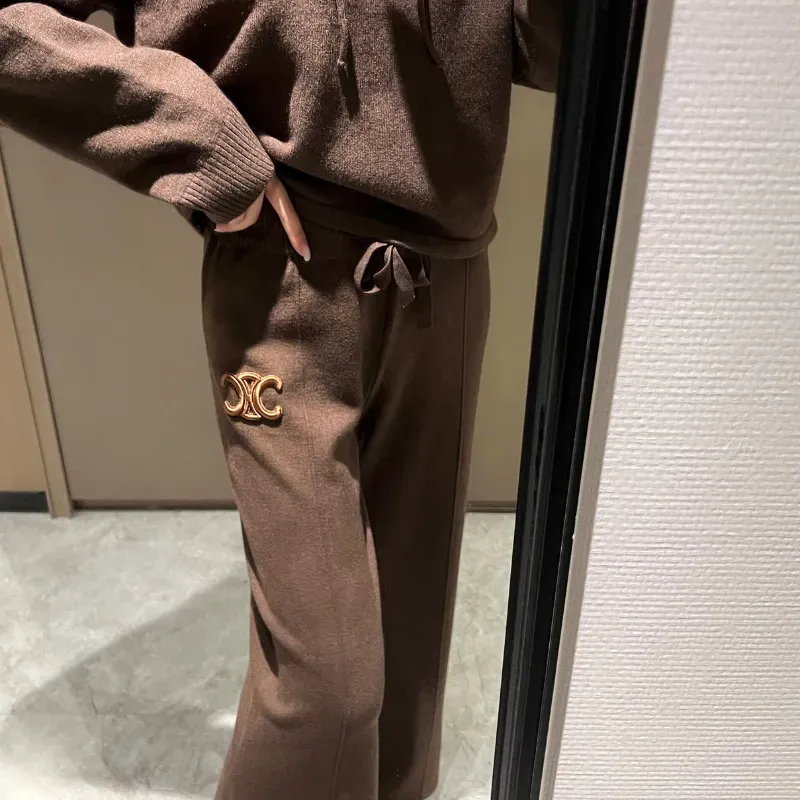 『フリー』二点セット　大活躍　おすすめ　セレブリティ ニット生地　フード付き　トップス＋パンツ