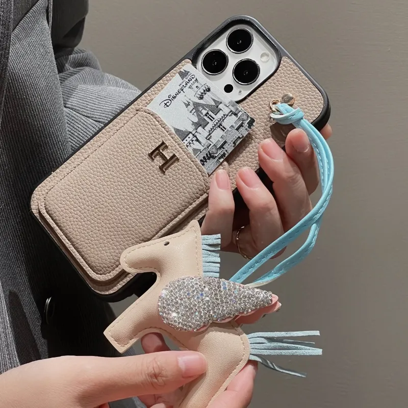 カード収納 アルファベット ペンダント付き 金属飾り カジュアル 高品質 おしゃれ スマホケース