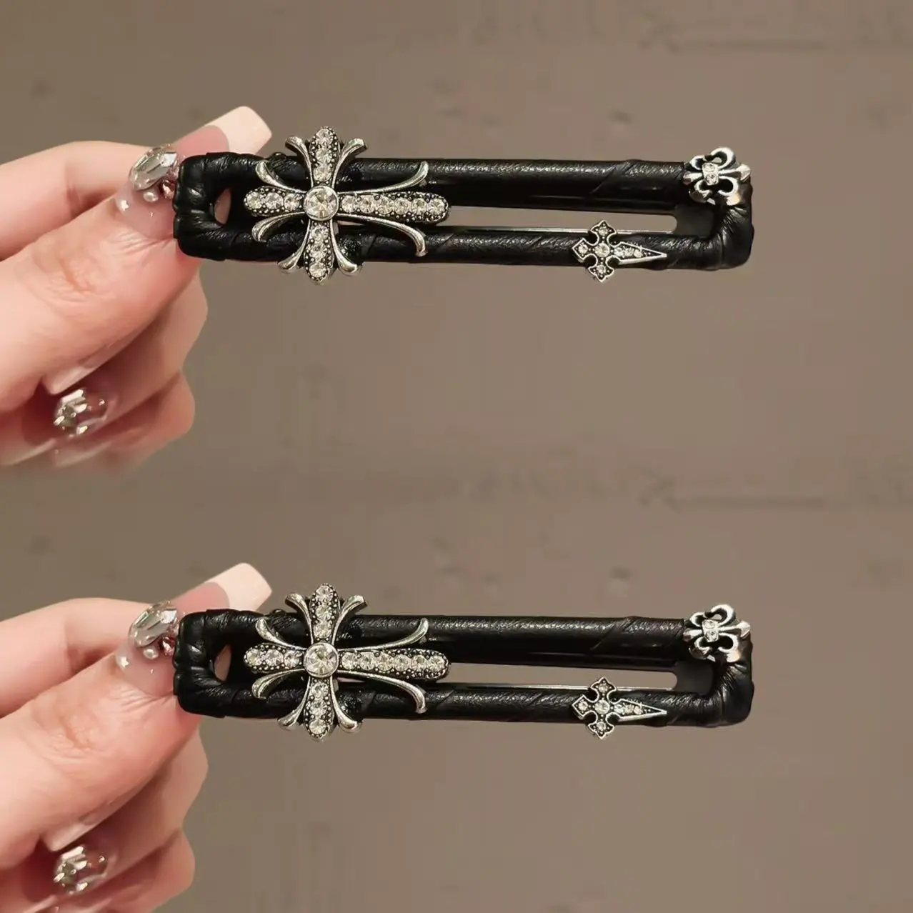 個性を際立たせるレザーヘアクリップと前髪クリップ