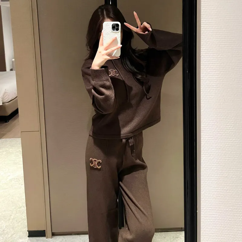 『フリー』二点セット　大活躍　おすすめ　セレブリティ ニット生地　フード付き　トップス＋パンツ
