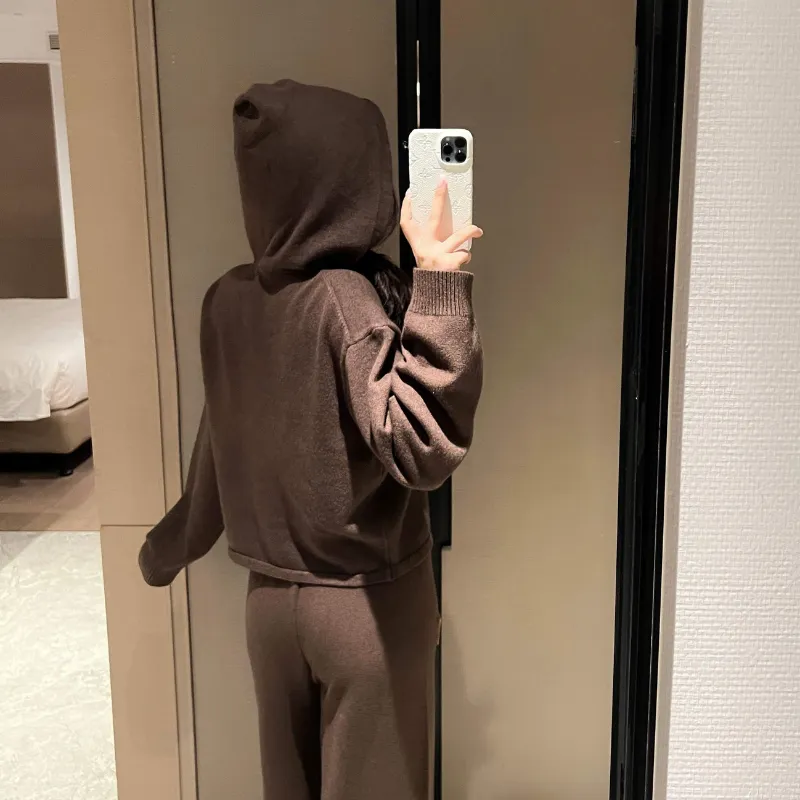 『フリー』二点セット　大活躍　おすすめ　セレブリティ ニット生地　フード付き　トップス＋パンツ