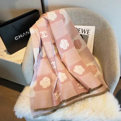 シンプルながら上品！軽くて暖かい、スタイリッシュなマフラーです