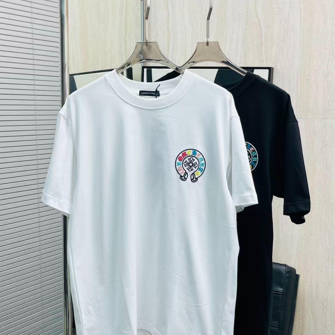 『S-XL』メンズ春物半袖Tシャツ　ファッショナブルな刺繍とトレンディな半袖デザイン