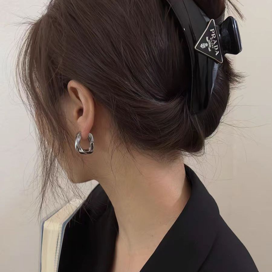 洗練されたエレガントな雰囲気を持つ、高級ヘアクリップ。