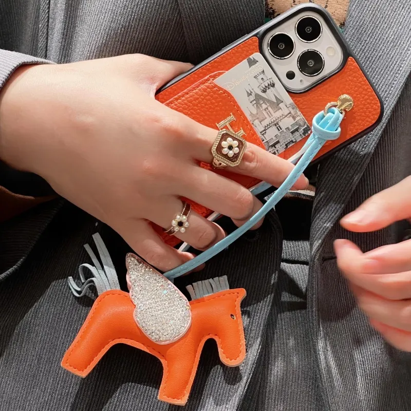 カード収納 アルファベット ペンダント付き 金属飾り カジュアル 高品質 おしゃれ スマホケース