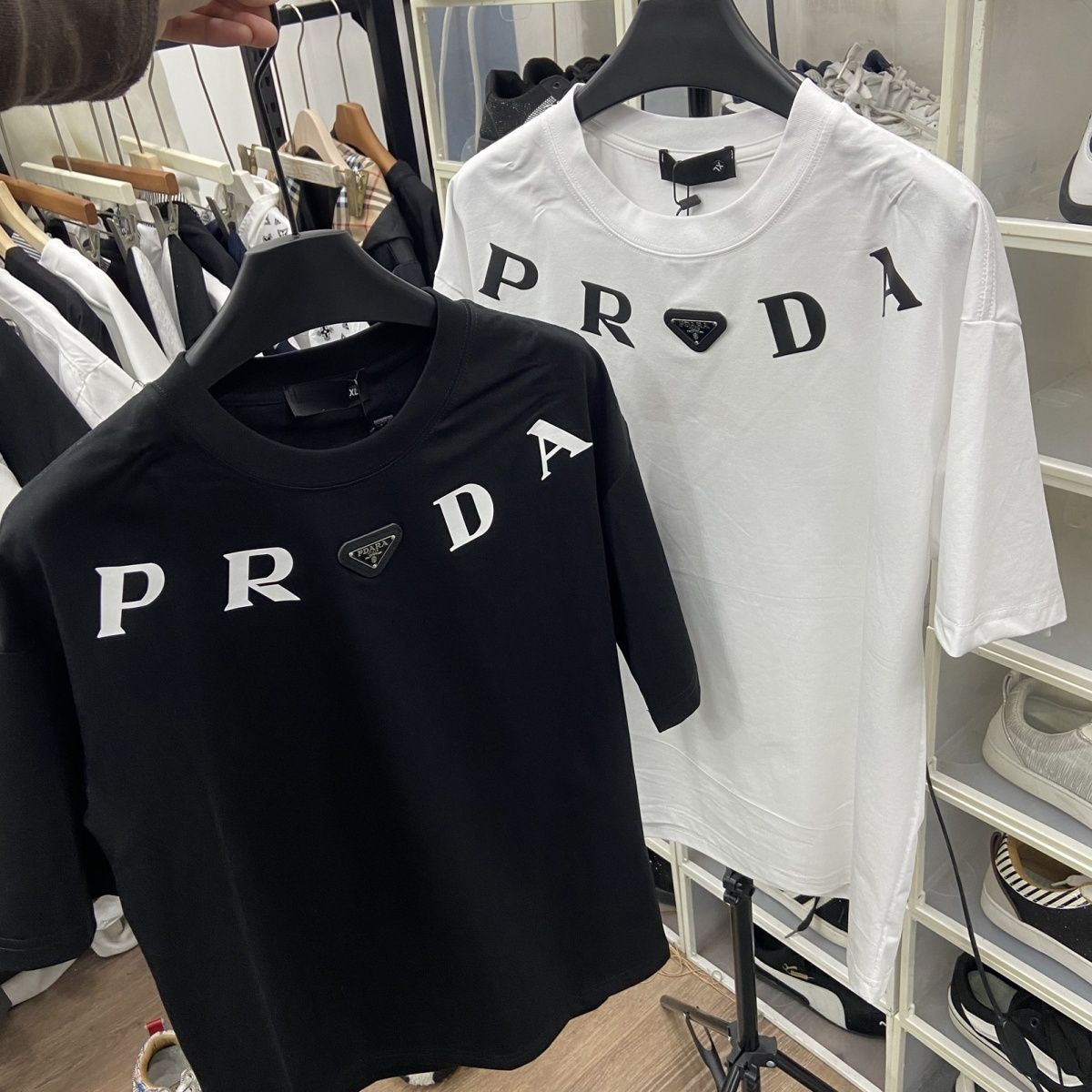 トレンディなクルーネック半袖Tシャツ - 人気急上昇中