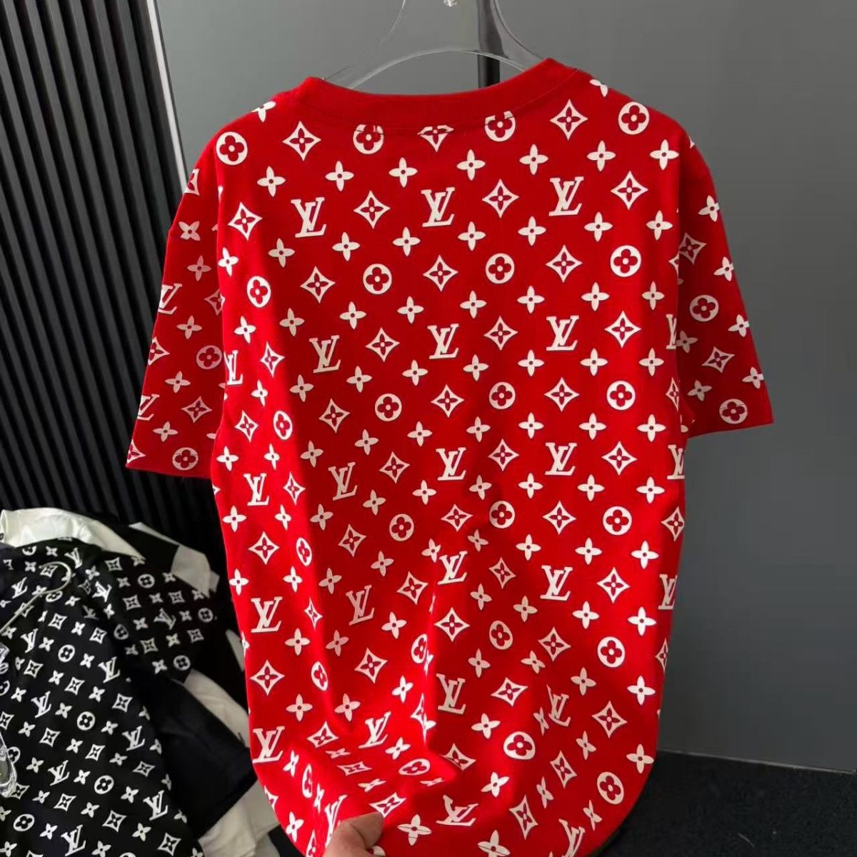 夏に人気の半袖Tシャツ。プリント柄、ゆったりとしたシルエット、着回しの効くトップス