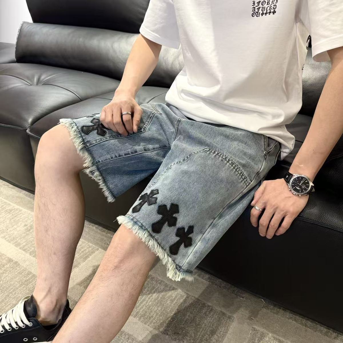 夏のトレンドデニムショートパンツ。スタイリッシュで洗練された、カジュアルで着回しの効く5/4丈パンツ。
