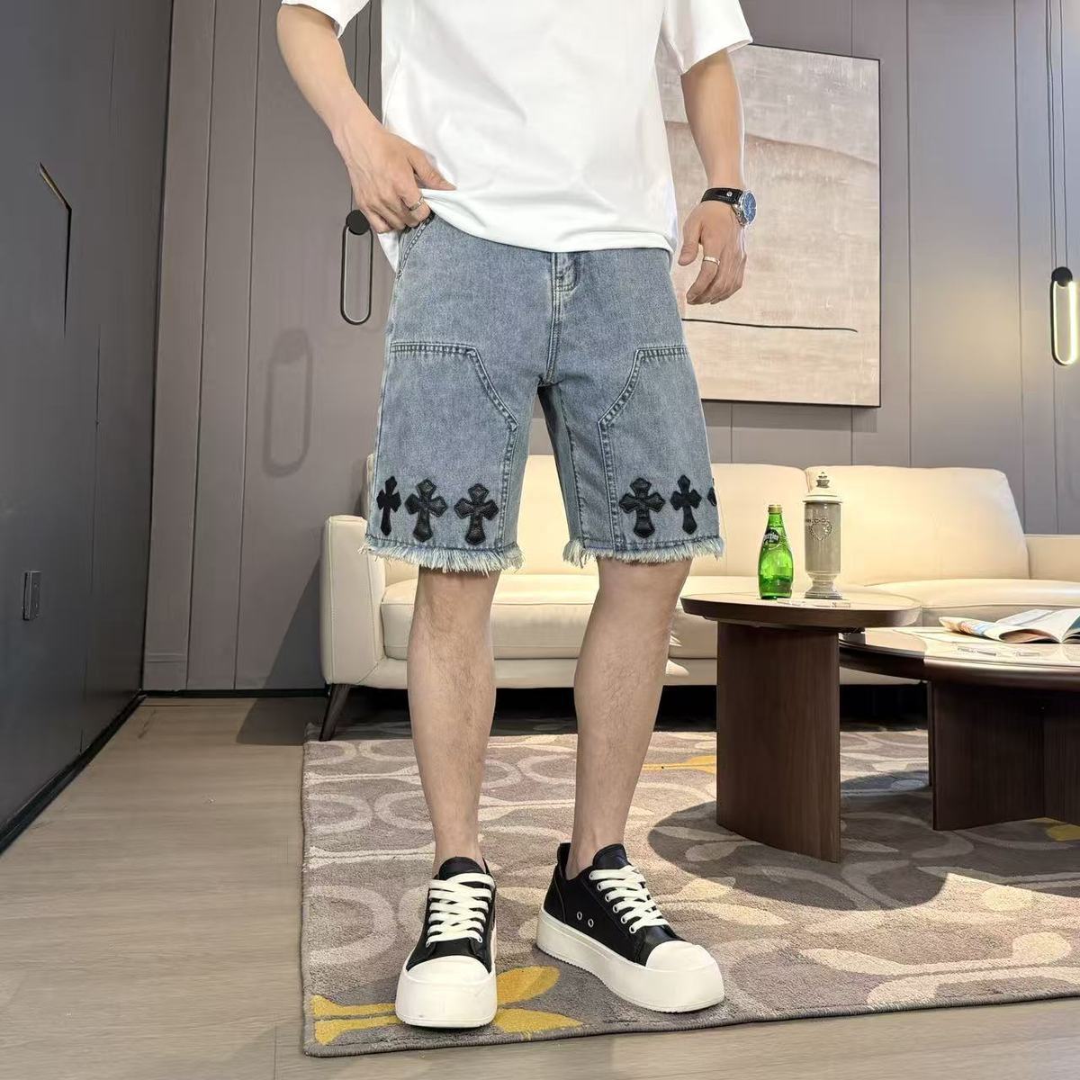 夏のトレンドデニムショートパンツ。スタイリッシュで洗練された、カジュアルで着回しの効く5/4丈パンツ。