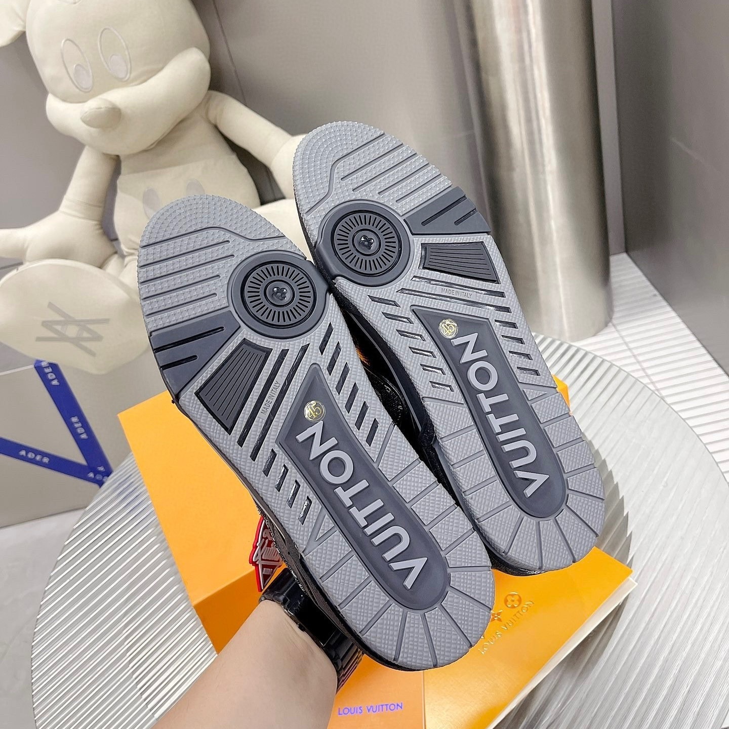 【L003】ルイ・ヴィトン Louis Vuitton Trainer Sneaker Nigo Monogram Denim "Noir"