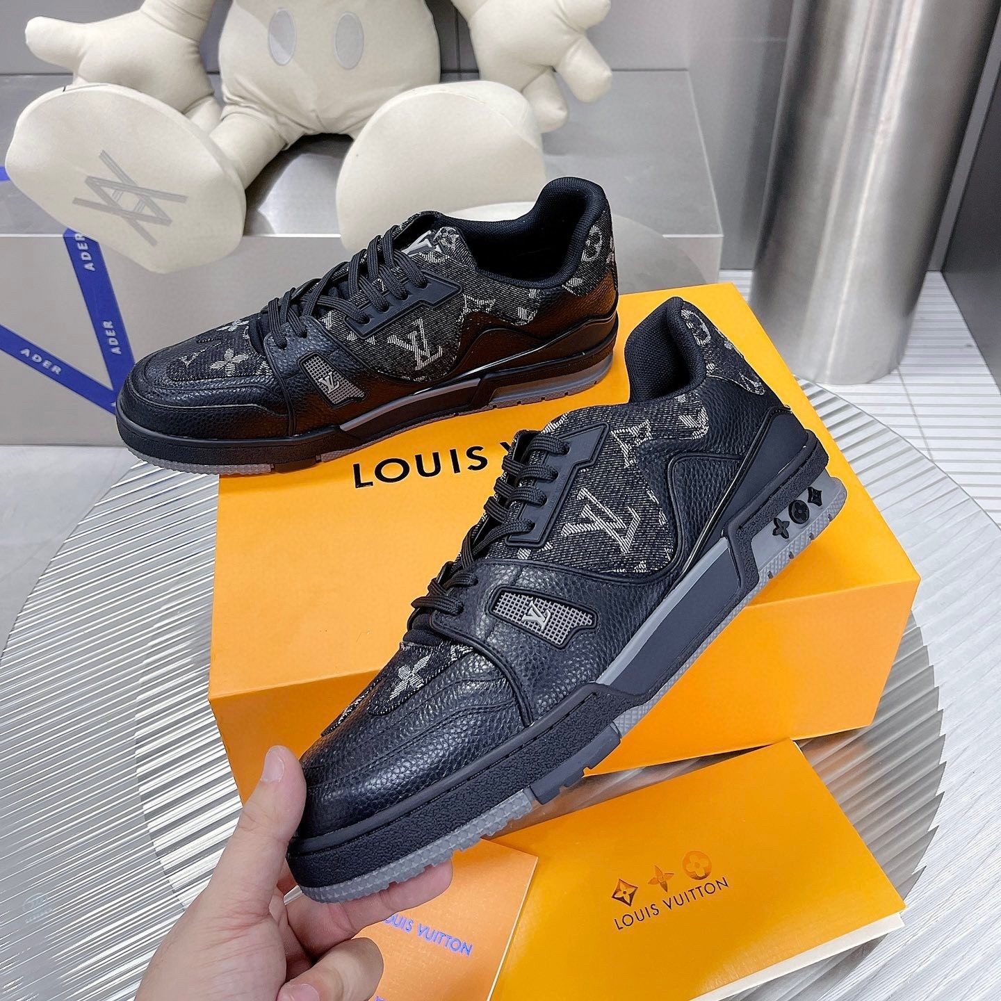 【L003】ルイ・ヴィトン Louis Vuitton Trainer Sneaker Nigo Monogram Denim "Noir"