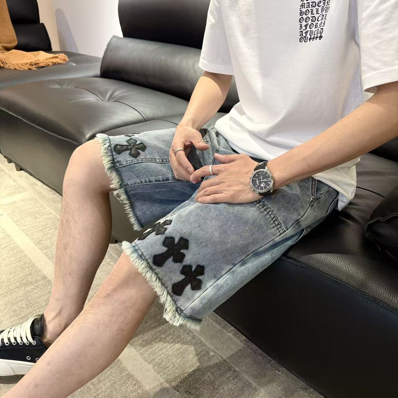 夏のトレンドデニムショートパンツ。スタイリッシュで洗練された、カジュアルで着回しの効く5/4丈パンツ。