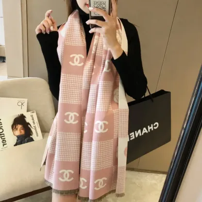 シンプルながら上品！軽くて暖かい、スタイリッシュなマフラーです