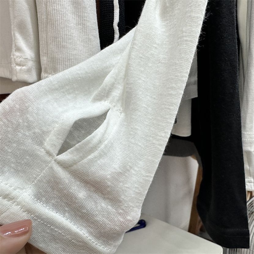 スタイリッシュで多用途な長袖スリムフィットTシャツ