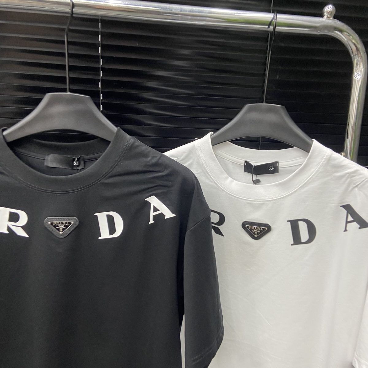 トレンディなクルーネック半袖Tシャツ - 人気急上昇中