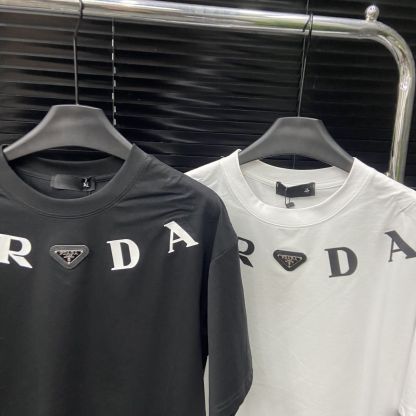トレンディなクルーネック半袖Tシャツ - 人気急上昇中