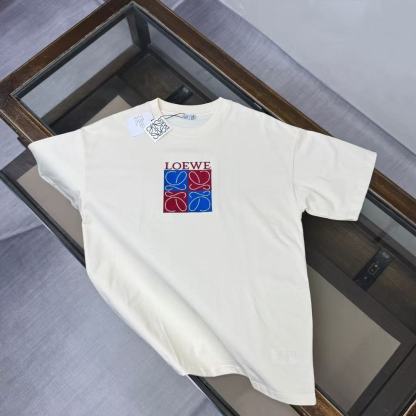 人気の半袖ラグジュアリーTシャツ。ゆったりとしたシルエットで普段使いに最適