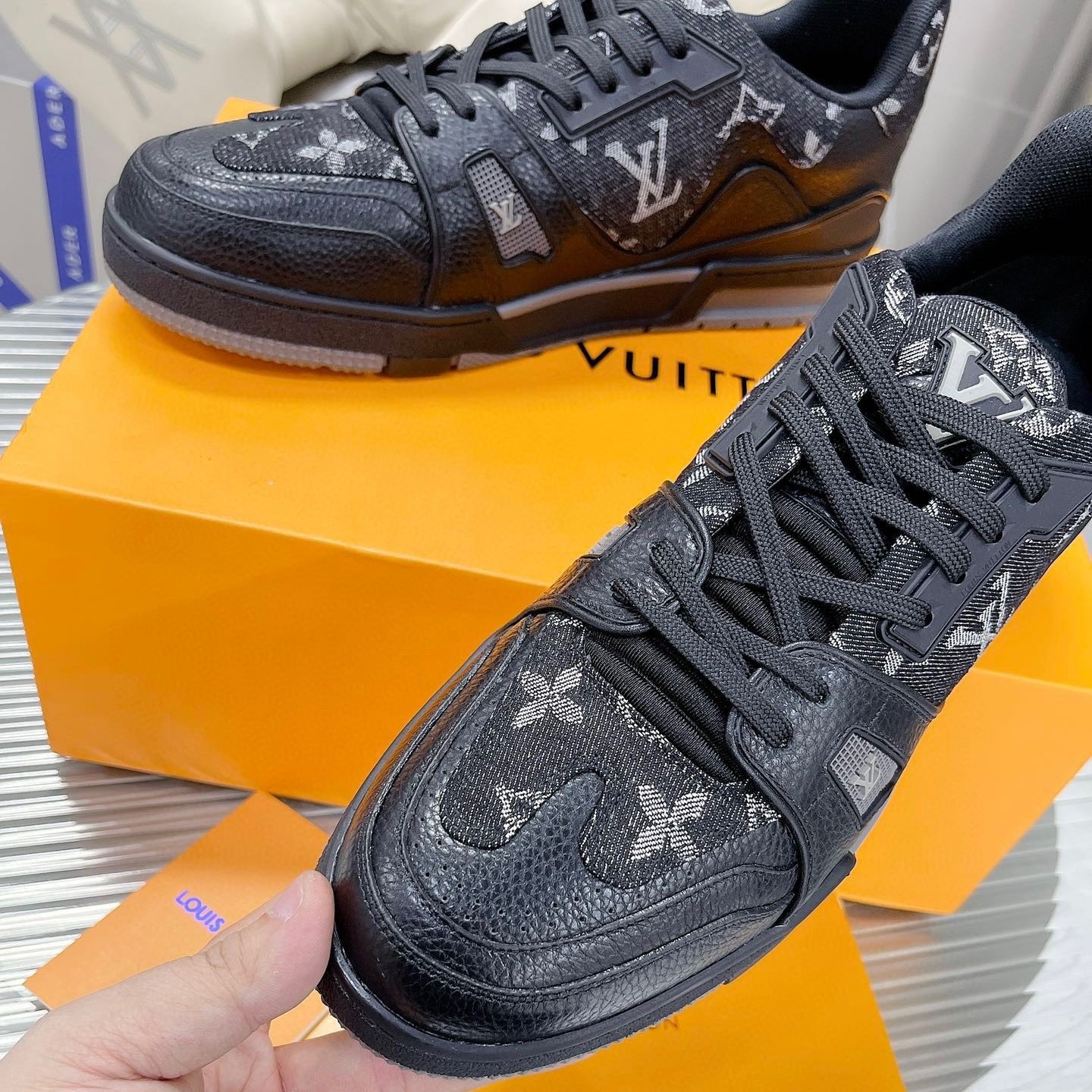 【L003】ルイ・ヴィトン Louis Vuitton Trainer Sneaker Nigo Monogram Denim "Noir"