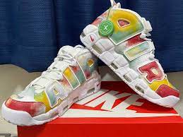 NIKE ナイキ AIR MORE UPTEMPO 96  INTERNATIONAL UK QS エアモアアップテンポ96  インターナショナル  イギリス メンズ スニーカー AMARILLO/WHITE/SPEED RED/NEPTUNE GREEN アマリロ/ホワイト/スピードレッド/ネプチューングリーン【海外限定 日本未入荷】